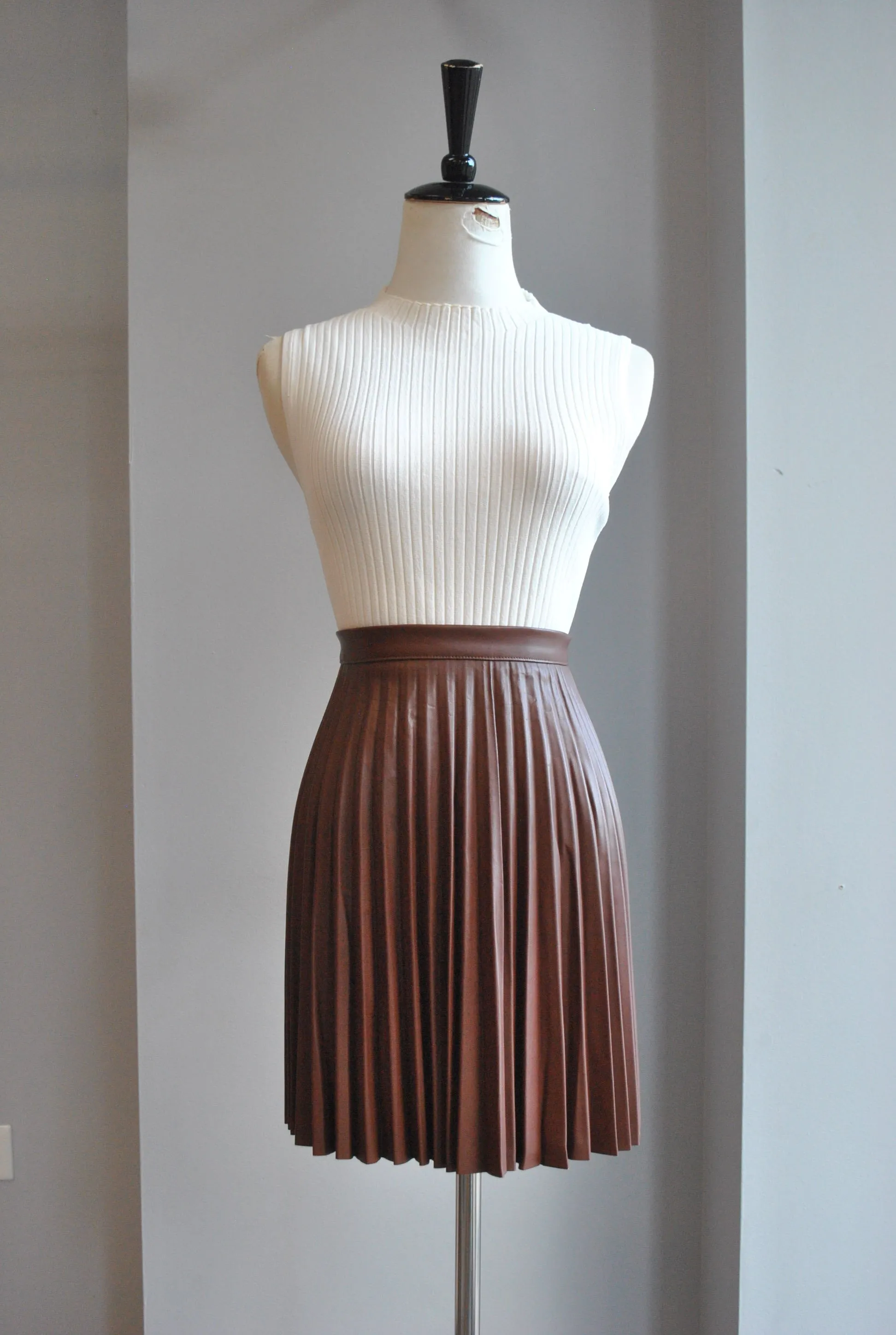 CHOCOLATE BROWN FAUX LEATHER PLEATED MINI SKIRT