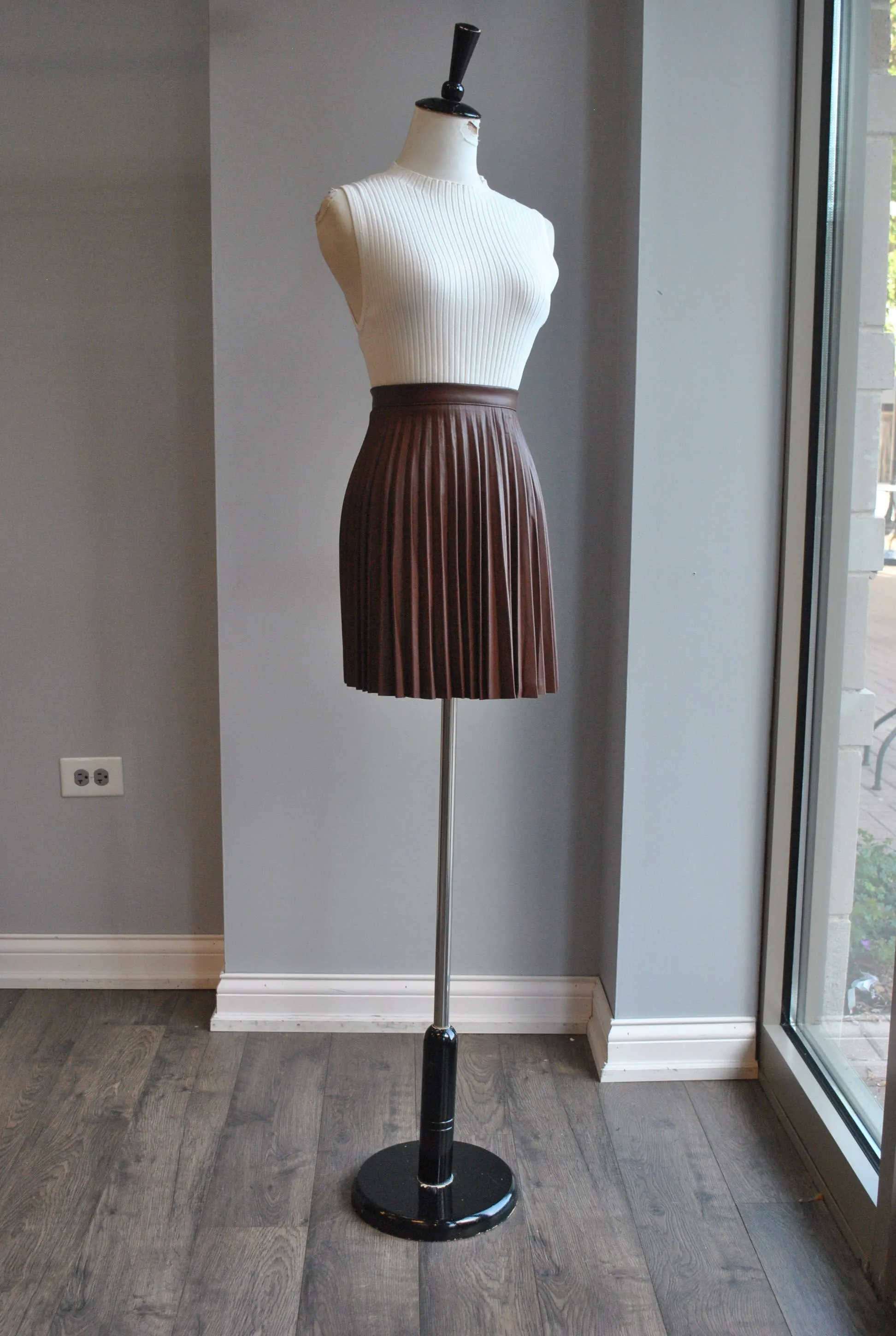 CHOCOLATE BROWN FAUX LEATHER PLEATED MINI SKIRT