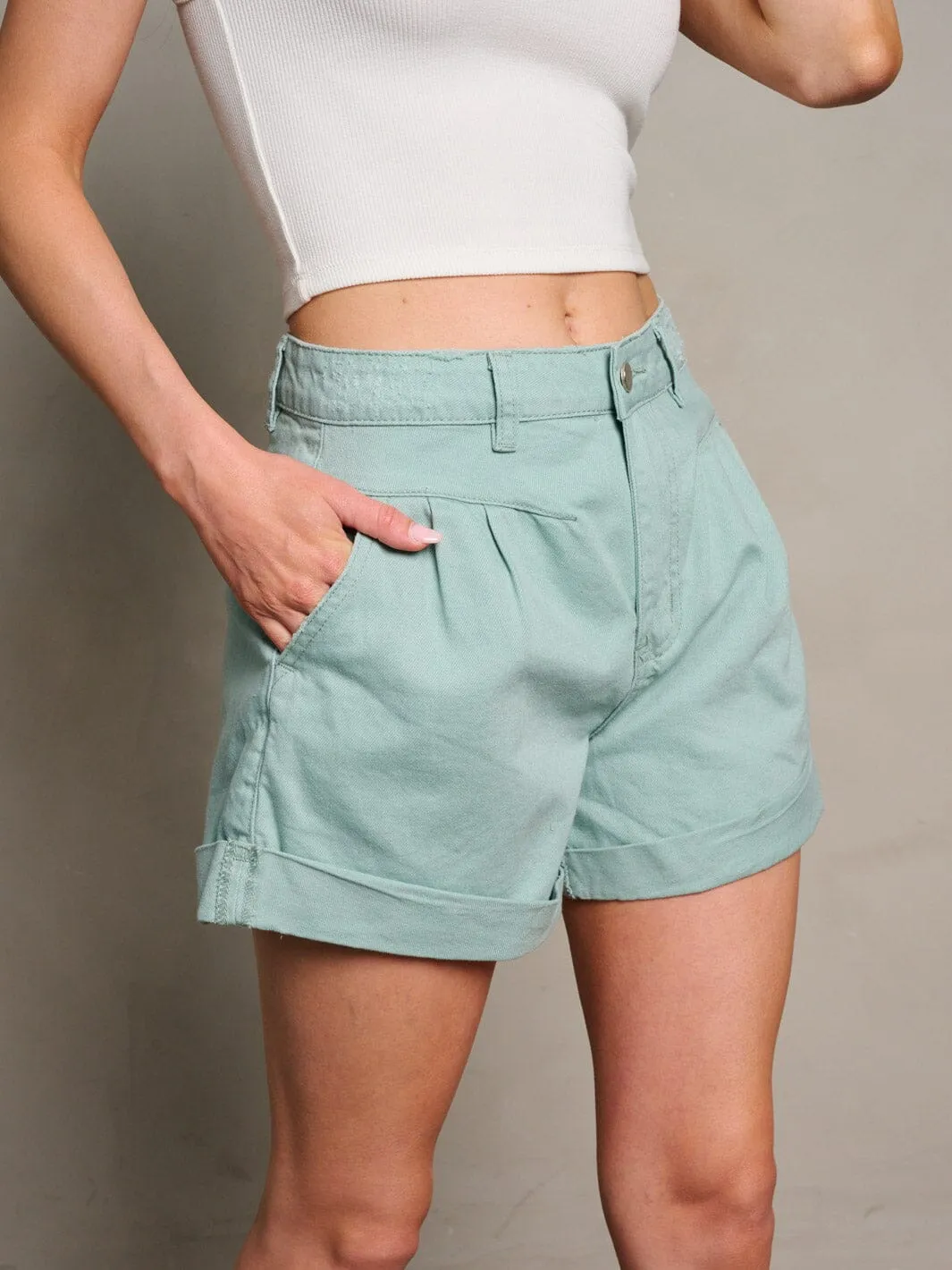 WOMEN'S BUTTON CLOSURE POCKETS PLEATED MINI SHORTS